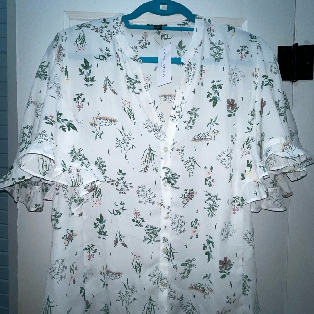 Ann Taylor button up blouse NWT, Size Medium
